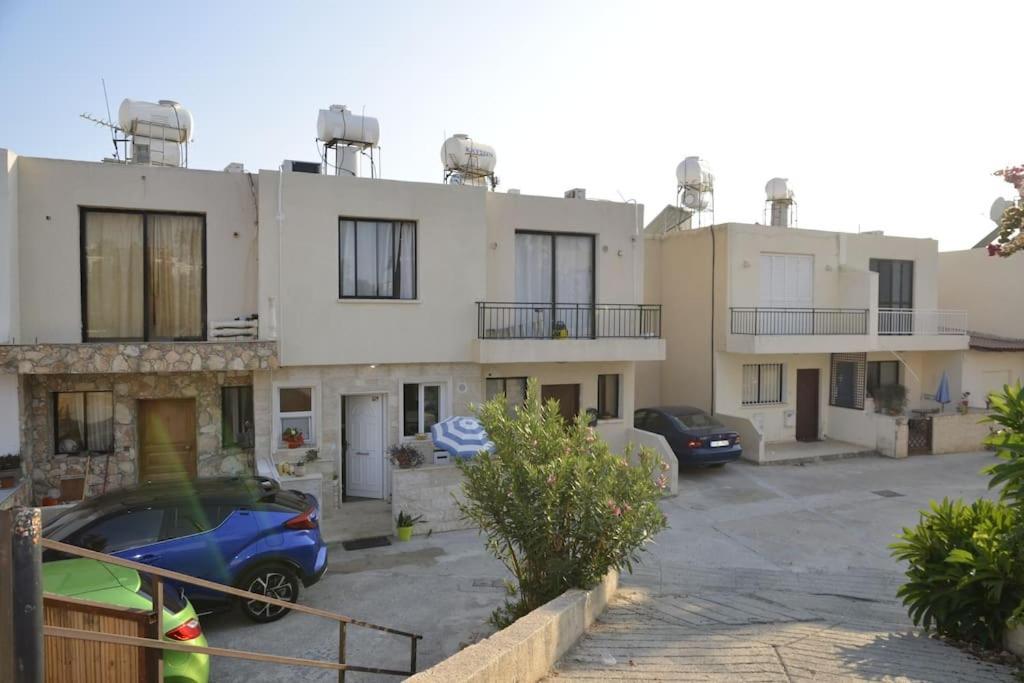 Isabella Court Townhouse Near Venus Beach And Lidl Paphos Kültér fotó