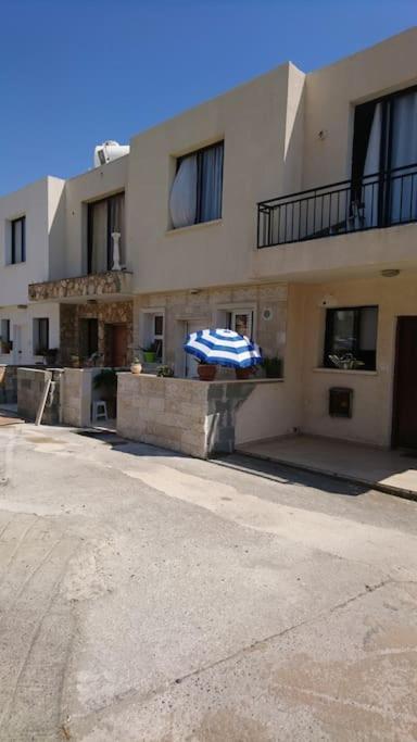 Isabella Court Townhouse Near Venus Beach And Lidl Paphos Kültér fotó